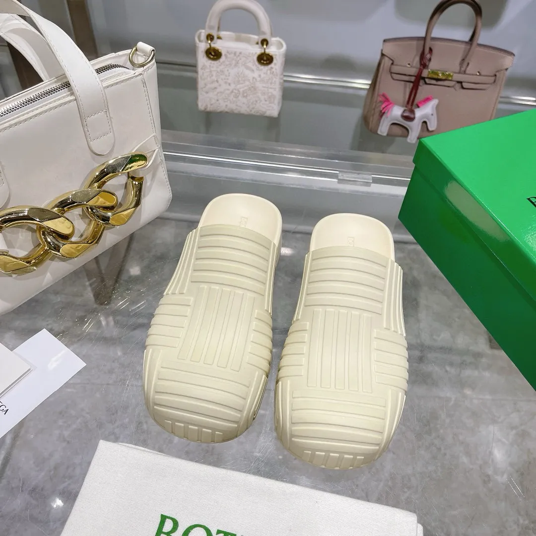 Factory price: 300💰🍀𝐁𝐨𝐭𝐭𝐞𝐠𝐚 𝐕𝐞𝐧𝐞𝐭𝐚 Bottega Veneta BV new men's woven surface ultra-light rubber garden shoes It looks good and is easy to wear. It is perfect with straight wide-leg pants, okay? It can also be worn in the summer, and it has characteristics for daily use, which is very BV~ The thickened toe box is slightly tilted like a derby, which is easy to match. The inner forefoot has texture that matches the sole of the foot. It is not made of rain boots with fleshy materials, which is more comfortable. M𝐁𝐨𝐭𝐭𝐞𝐠𝐚 𝐕𝐞𝐧𝐞𝐭𝐚 Bottega Veneta's new men's woven top ultra-light rubber garden shoes are good-looking and easy to wear. They are perfect with straight wide-leg pants, okay? 🐸It can also be worn in summer, and it has characteristics for daily life, which is very BV~ The thickened toe cap is slightly tilted like a derby, which is a good match. The inner forefoot has a pattern that matches the sole of the foot. It is not made of rain boots made of fleshy material, which is more comfortable. SIZE: 35-46 (45 and 46 are custom-made and cannot be returned or exchanged)